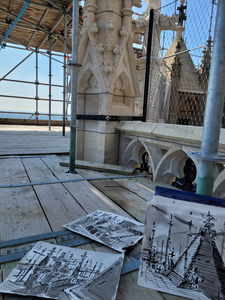 911182 Afbeelding van tekeningen van kunstenaar Jeroen Hermkens op de steigers van de Domtoren te Utrecht, waar hij een ...